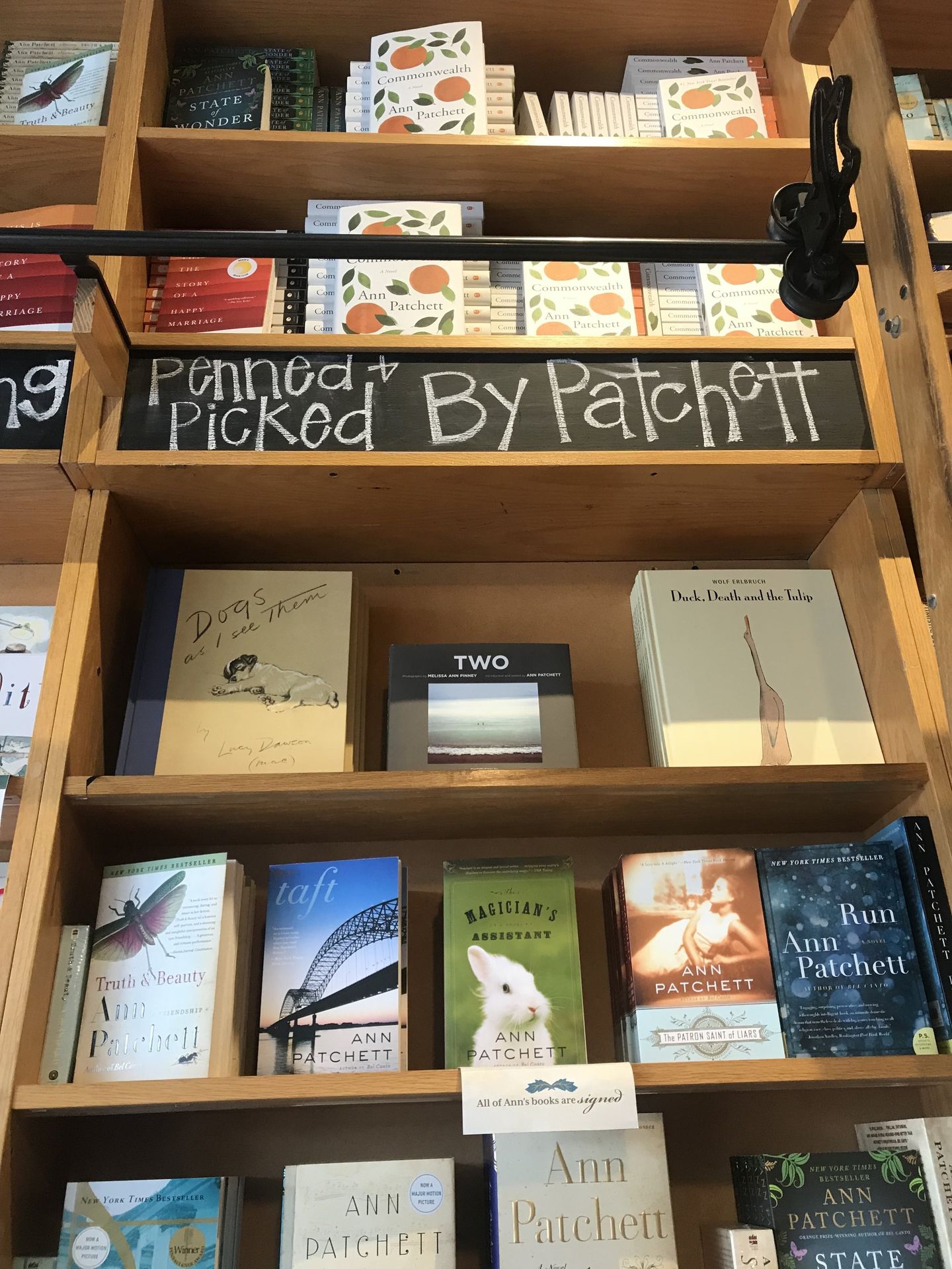 βιβλία υπογεγγραμμένα από την Αν Πάτσετ στο βιβλιοπωλείο «Παρνασσός» στο Νασβιλ
